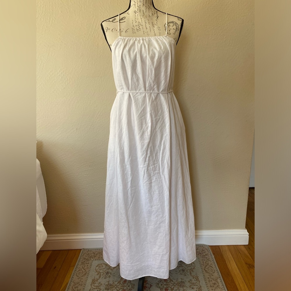 Banana republic white linen dress with string tie and pockets!